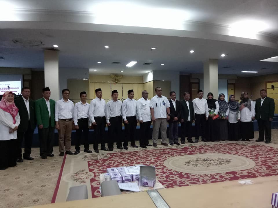 Gambar Rektor Serahkan Delapan SK CPNS T.A. 2017